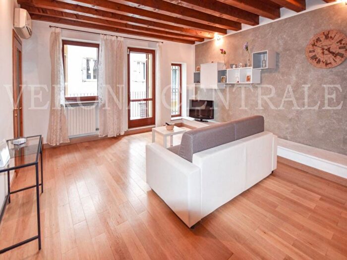 Appartamento trilocale in affitto in Via Satiro, Centro Storico, Verona