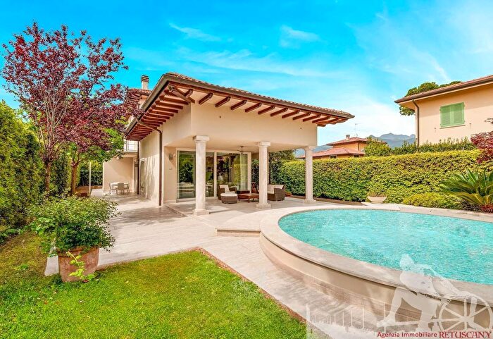 Casa con 7 locali in vendita in Forte Dei Marmi