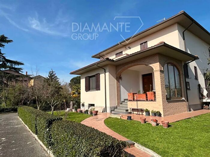 Casa con 8 locali in vendita in Castiglione Del Lago