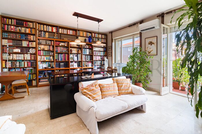 Appartamento trilocale in vendita in Via Andrea Solari, Milano