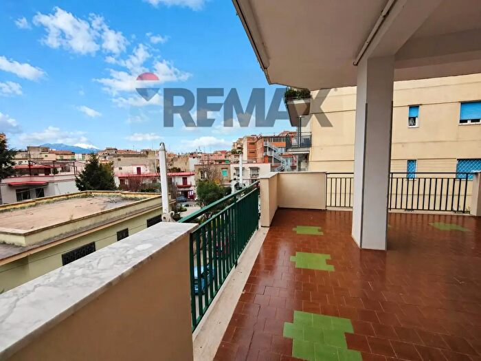 Appartamento con 6 locali in vendita in Via Luigi Settembrini, Casoria