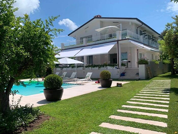 Casa con 15 locali in affitto in Forte Dei Marmi