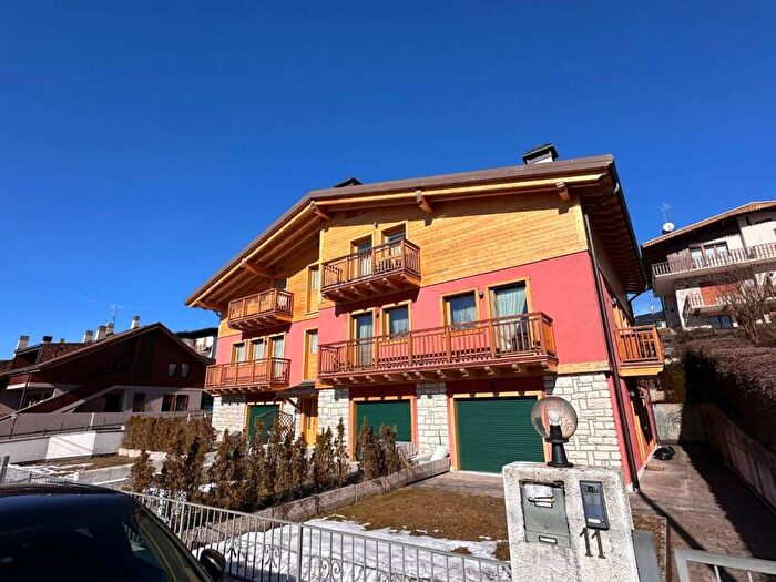 Appartamento trilocale in affitto in Via Cisersa, Centro, Asiago