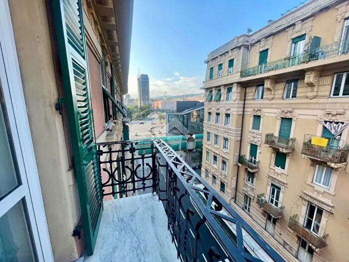 Appartamento con 6 locali in vendita in Via Giovanni Tommaso Invrea, Genova