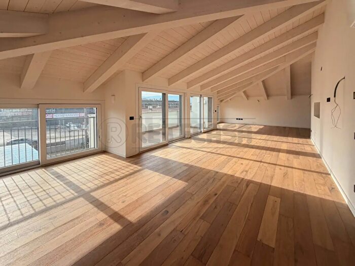 Appartamento con 6 locali in vendita in Via F Magellano, Creazzo