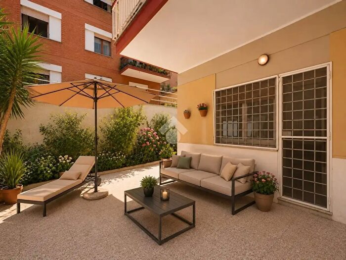 Appartamento trilocale in vendita in Via Isidoro del Lungo, Roma