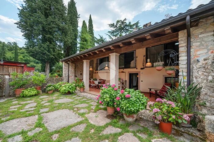 Casa con 5 locali in vendita in Località Pizzon, Costermano