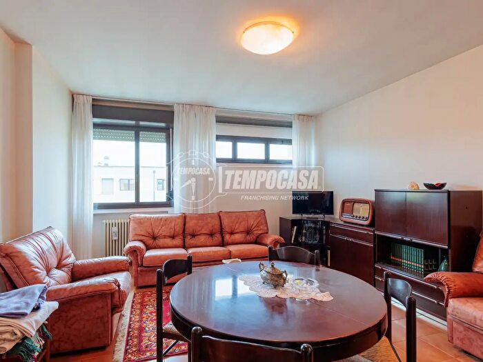 Appartamento trilocale in vendita in Largo Ferruccio Parri, Parma