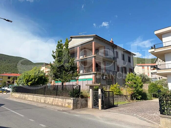 Appartamento con 5 locali in vendita in Via Primo Maggio Snc, Lugnano In Teverina