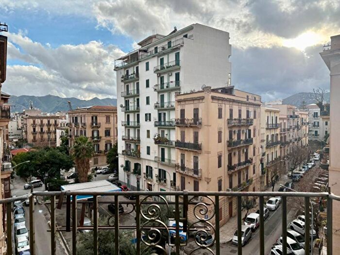 Appartamento con 6 locali in affitto in Via Jean Houel, Zisa, Palermo