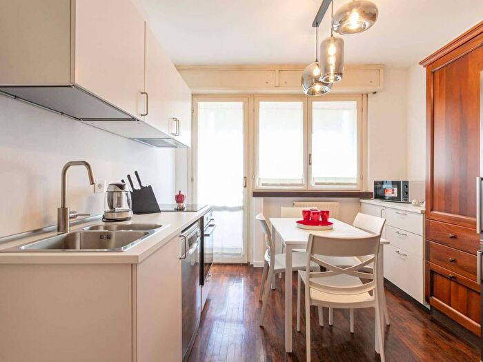 Appartamento con 5 locali in affitto in Via Franco Russoli, Famagosta, Milano