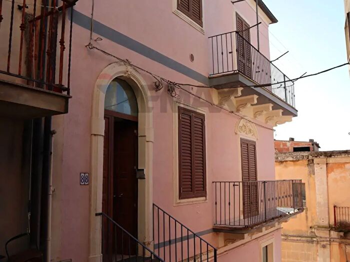 Casa con 5 locali in vendita in CSo Umberto, Monterosso Almo