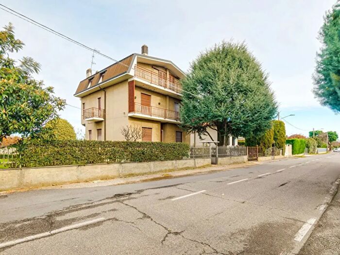 Casa con 5 locali in vendita in Via Boccaccio, Saronno