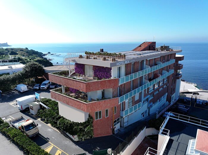 Appartamento quadrilocale in vendita in Via del Littorale, Livorno