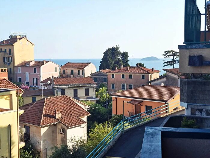 Appartamento trilocale in vendita in Lerici