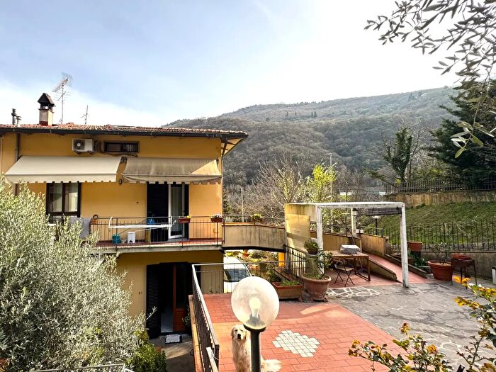 Casa con 7 locali in vendita in Via Toscano Magazzini, Prato