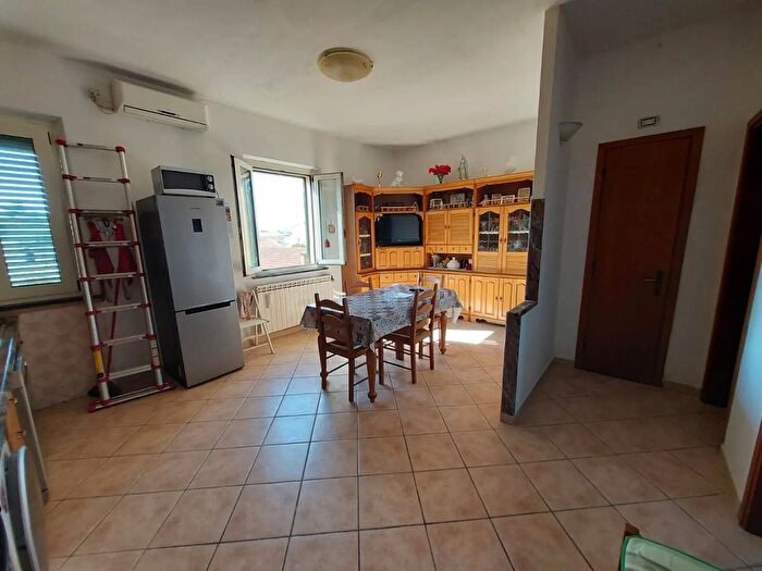 Appartamento trilocale in vendita in Via della Pace, Roma