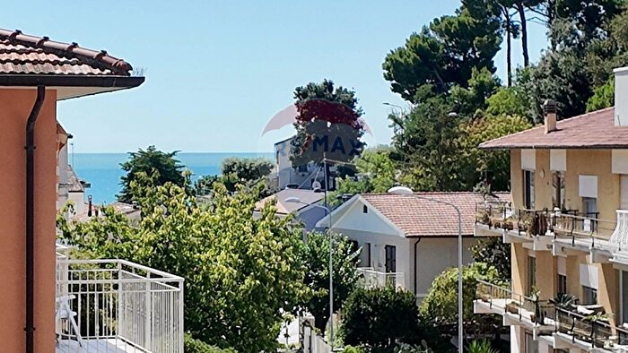 Appartamento con 5 locali in vendita in Numana