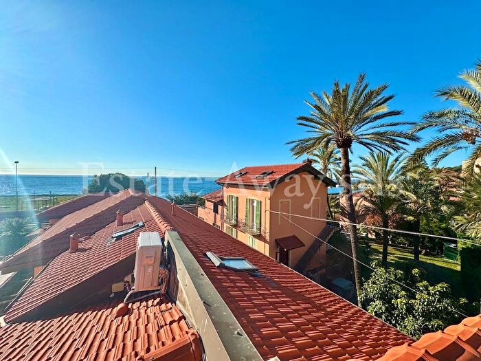 Appartamento trilocale in vendita in Via dei Pescatori, Bordighera