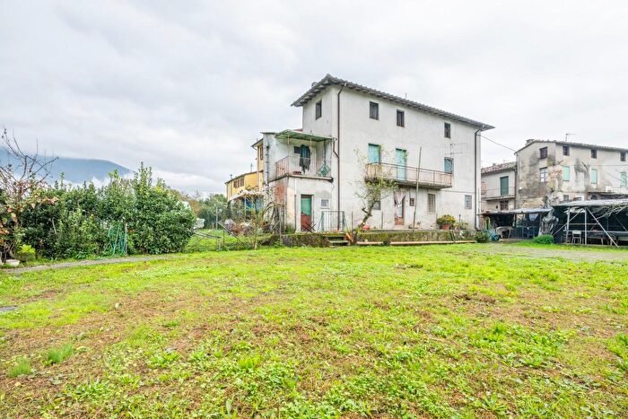 Casa con 9 locali in vendita in Camaiore