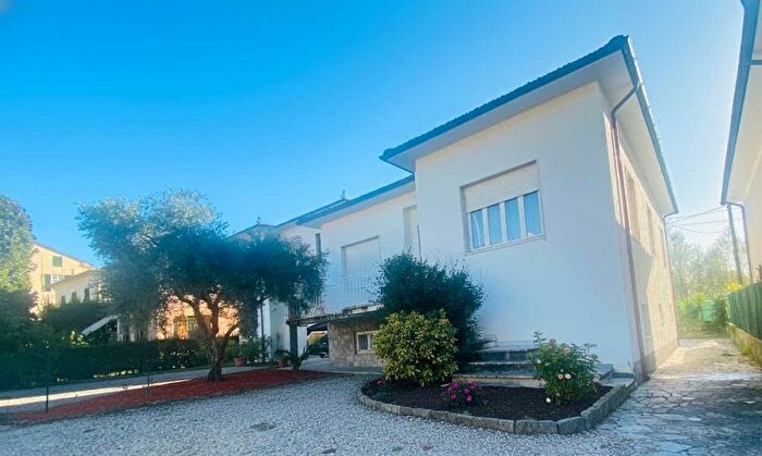 Casa con 8 locali in vendita in Lucca