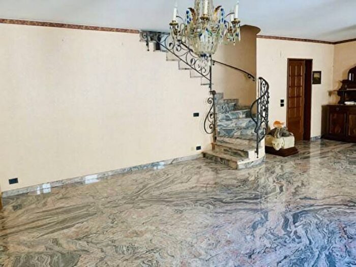 Casa con 6 locali in affitto in Aci Castello