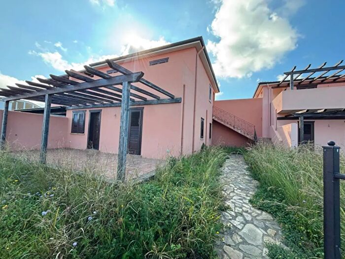 Casa trilocale in vendita in Campofelice Di Roccella