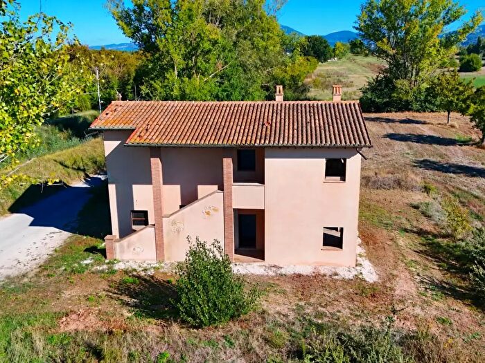 Casa quadrilocale in vendita in Via Ruicciano, Montefalco