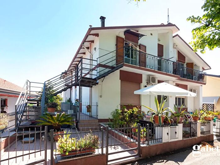 Appartamento quadrilocale in vendita in Via Tre Ulivi, Gradara