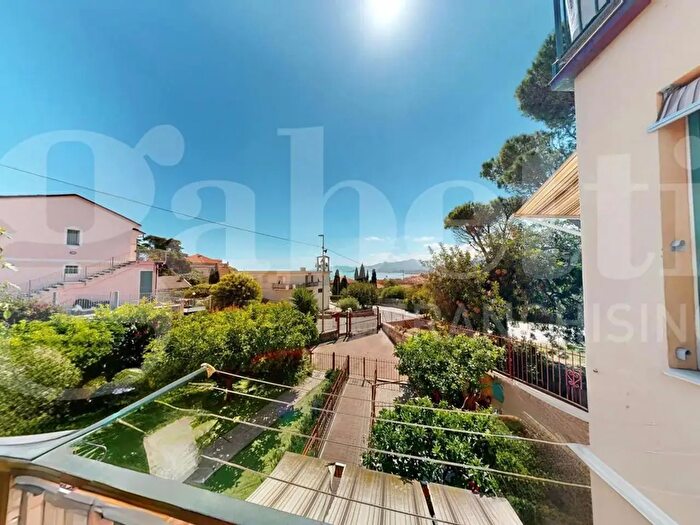 Appartamento con 5 locali in vendita in Via Trento E Trieste, Borgio Verezzi