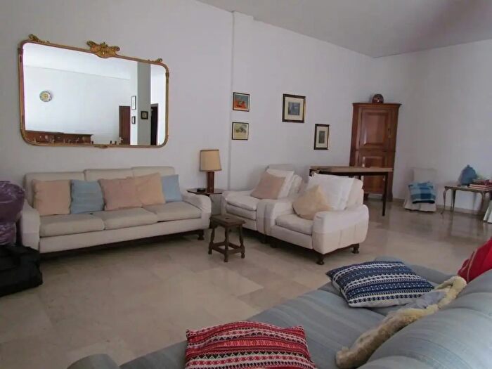Appartamento con 8 locali in vendita in Via Pietro Giardini, Modena