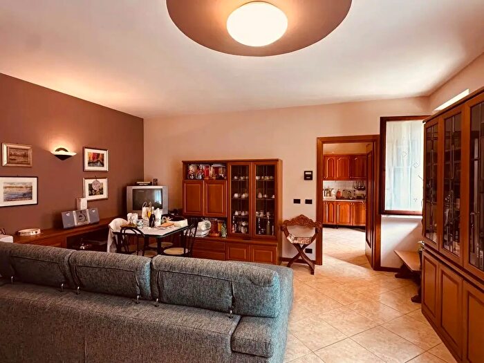 Casa con 12 locali in vendita in Volta Mantovana