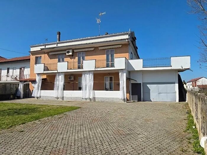 Casa con 8 locali in vendita in Via San Giorgio, Tricerro