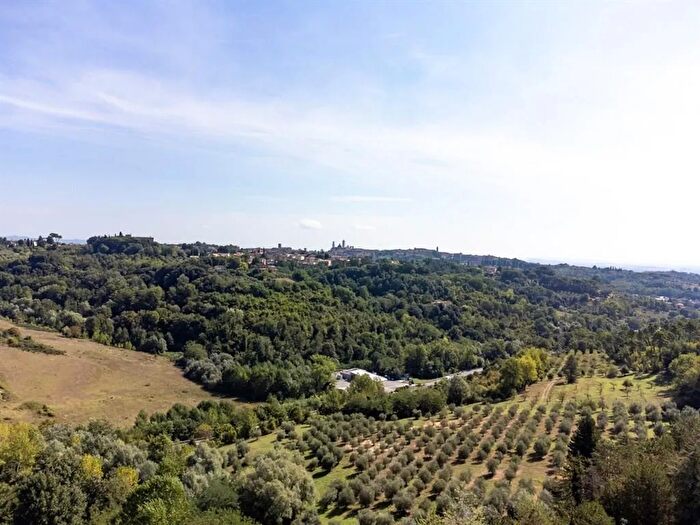 Casa con 15 locali in vendita in Siena