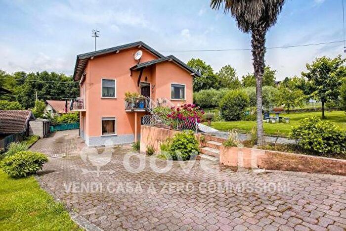 Casa con 6 locali in vendita in Via Leggiuno, Laveno Mombello