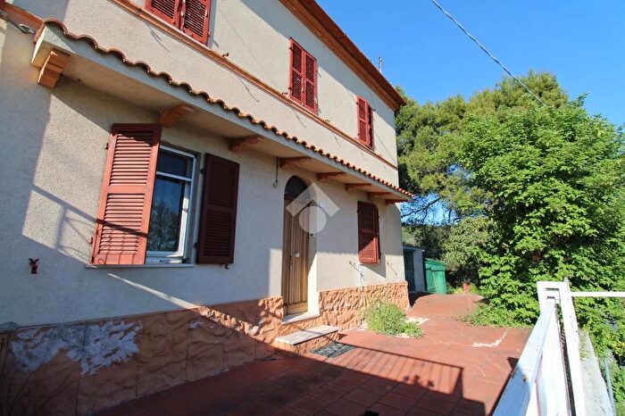 Casa trilocale in vendita in Sda Frazione Massignano, Camerano