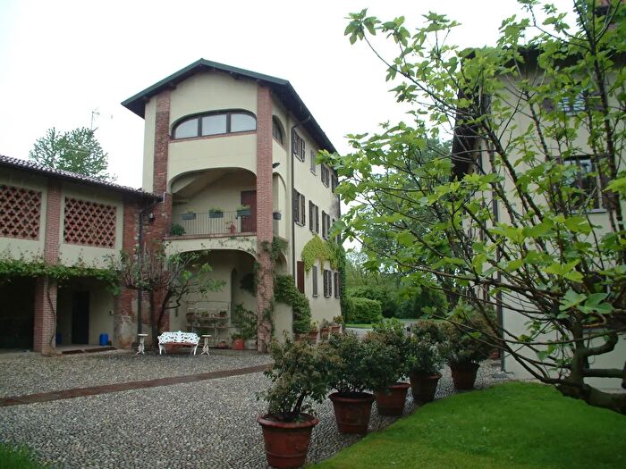 Appartamento con 6 locali in affitto in Piazza Spallino, Carimate