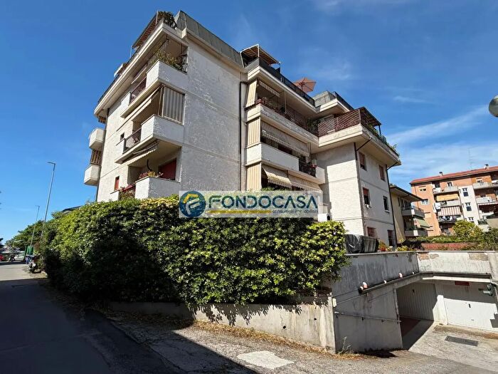 Appartamento trilocale in vendita in Via Poggioletto, Massa