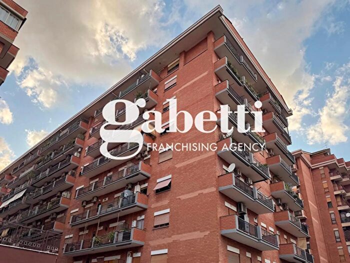 Appartamento quadrilocale in vendita in Via Pisino, Roma