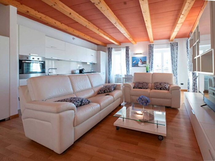 Appartamento trilocale in affitto in Via Roma, Laveno, LavenoMombello