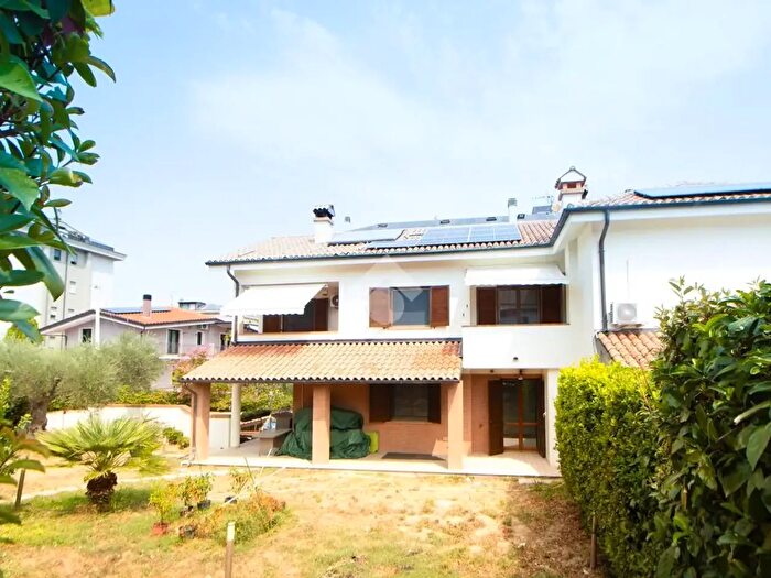 Casa con 6 locali in vendita in Via G Sartorio, Francavilla Al Mare