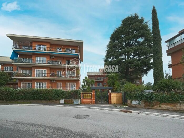 Appartamento quadrilocale in vendita in Via dei Due Ponti E, Roma