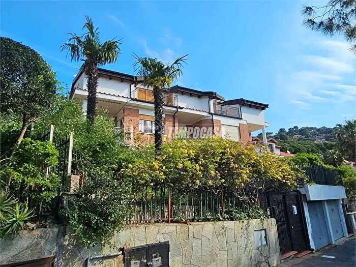 Appartamento quadrilocale in vendita in Via del Lampin, Andora