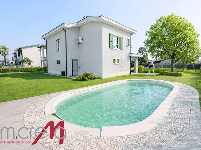 Casa con 7 locali in vendita in Crema