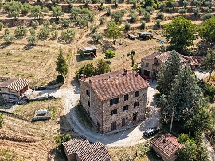 Casa con 14 locali in vendita in Via Nazionale, Fabro