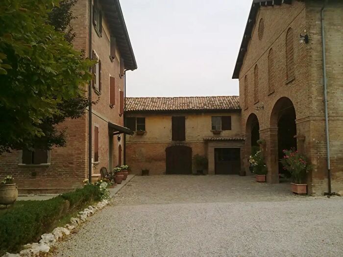Casa con 13 locali in vendita in Reggio nell'Emilia