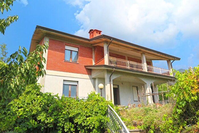 Casa con 6 locali in vendita in Bagnone