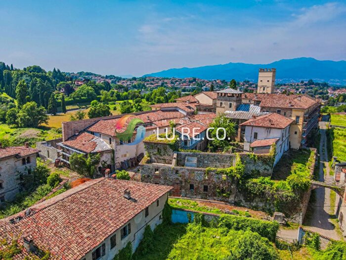 Casa con 16 locali in vendita in Via Crivelli, Inverigo