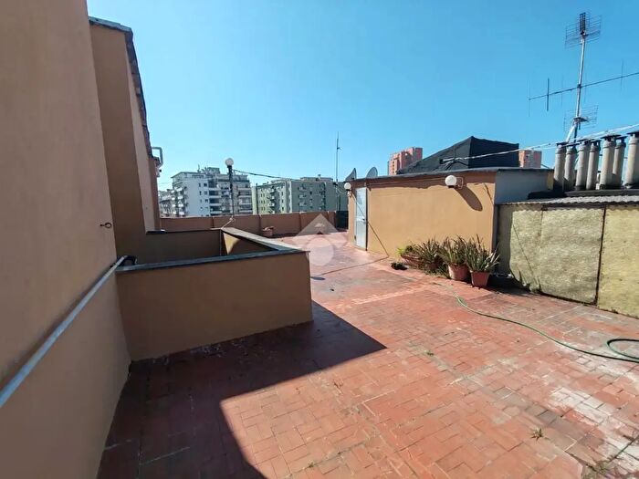 Appartamento con 6 locali in vendita in Via Angelo Scaniglia, Genova