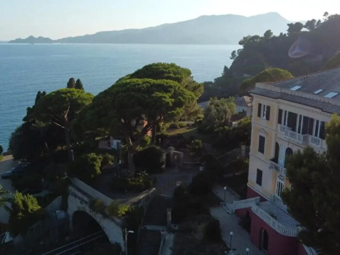 Appartamento con 5 locali in vendita in Via Duchessa Canevaro, Zoagli